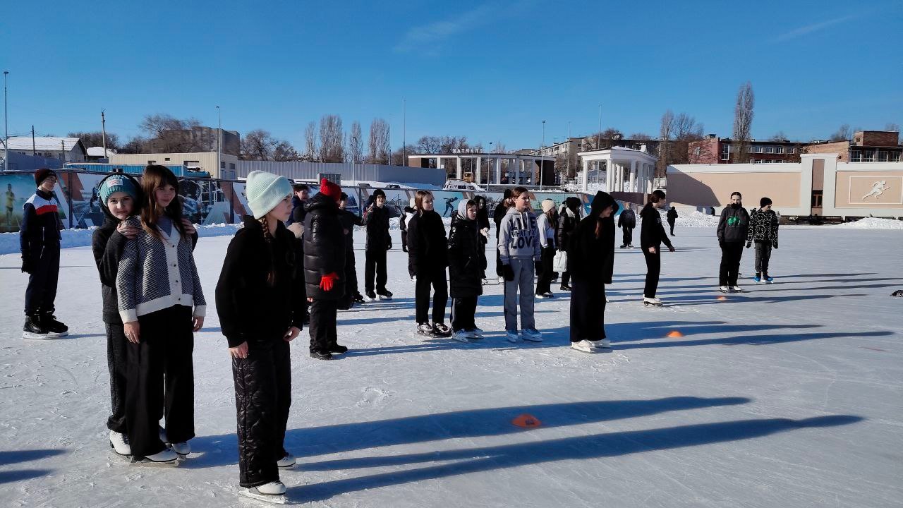 Соревнования по конькобежному спорту.