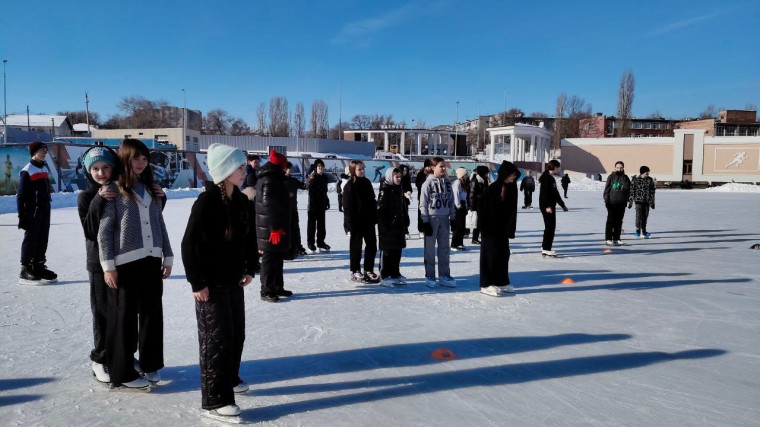 Соревнования по конькобежному спорту.