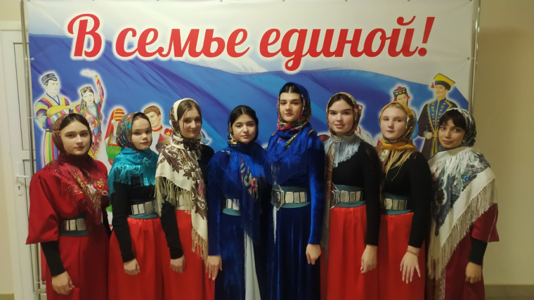 Городской открытый фестиваль национальных культур "В семье единой"..