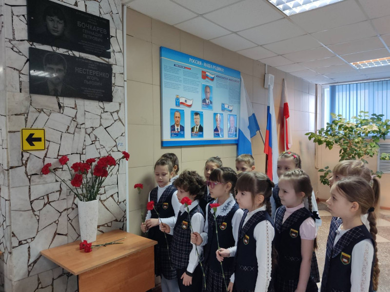 Церемония торжественного возложения цветов к мемориальным доскам выпускников гимназии - участников локальных войн.